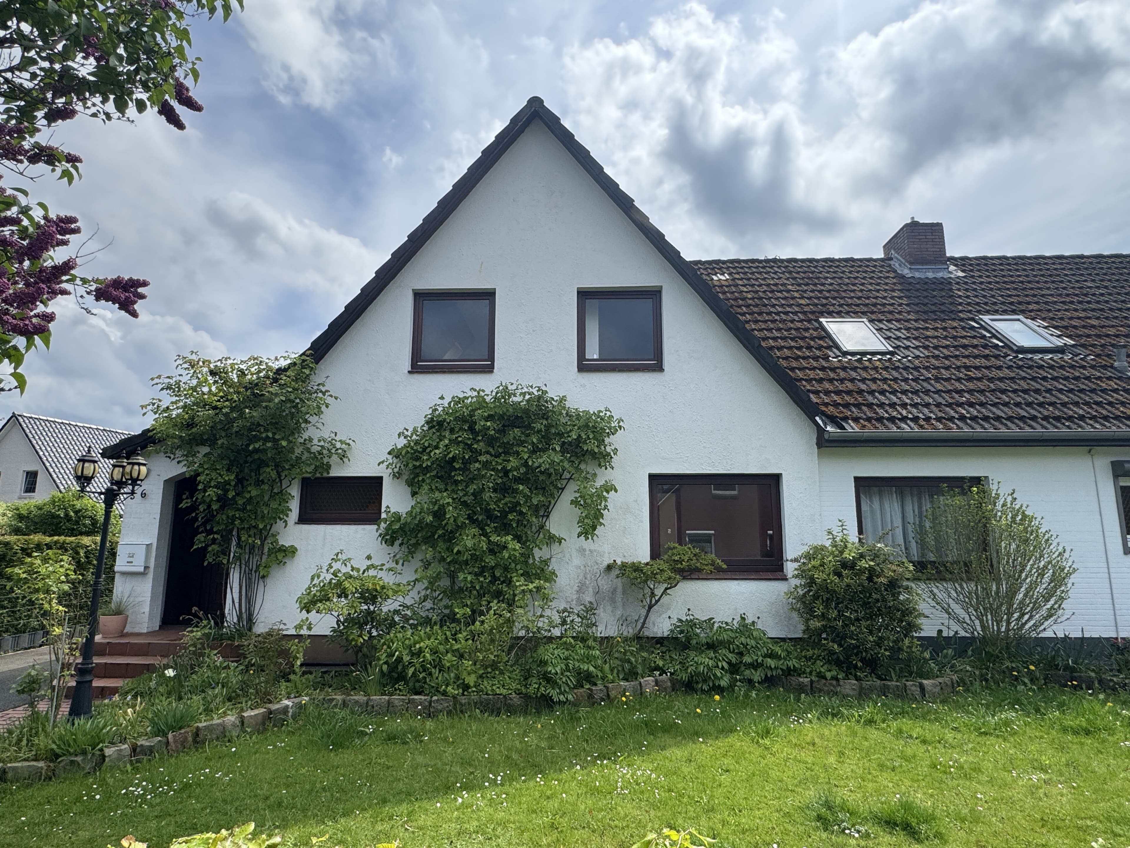 DHH auf großem Grundstück in Norderstedt – auch mit 2. Hälfte als Generationenhaus zu erhalten